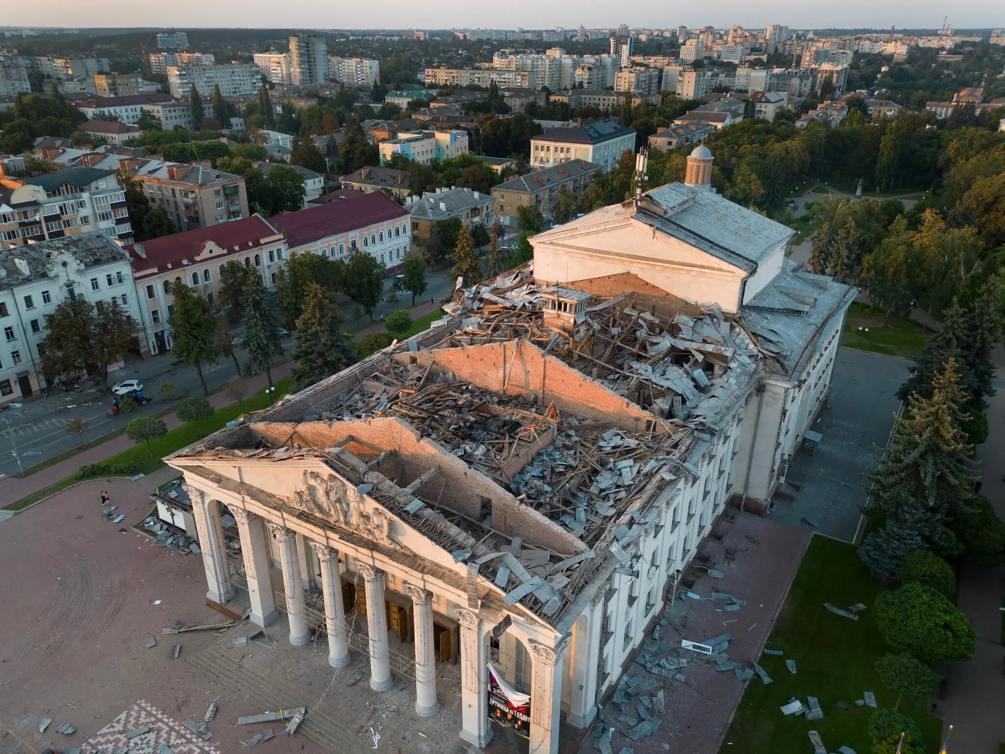 Зйомка з висоти польоту пошкоджень після смертоносного ракетного обстрілу театру в Чернігові, Україна, у суботу.